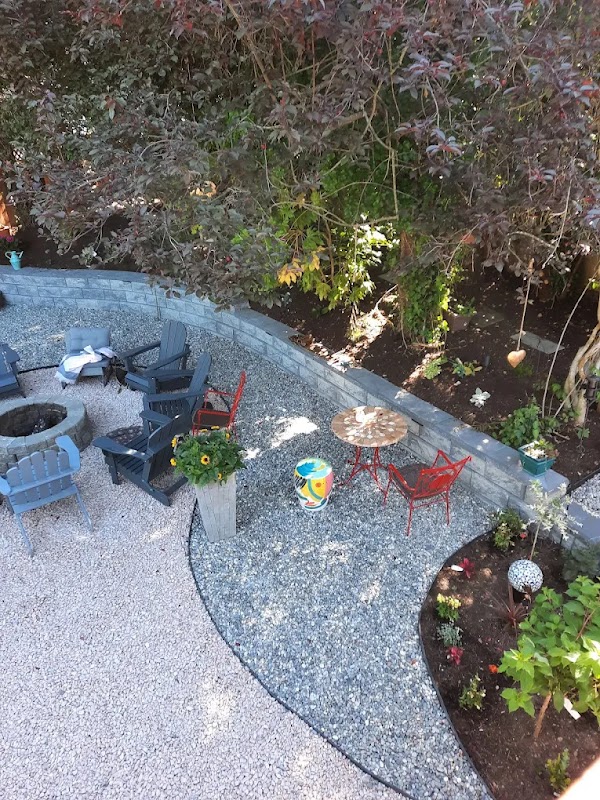 Gravel fire pit patio with curved retaining wall